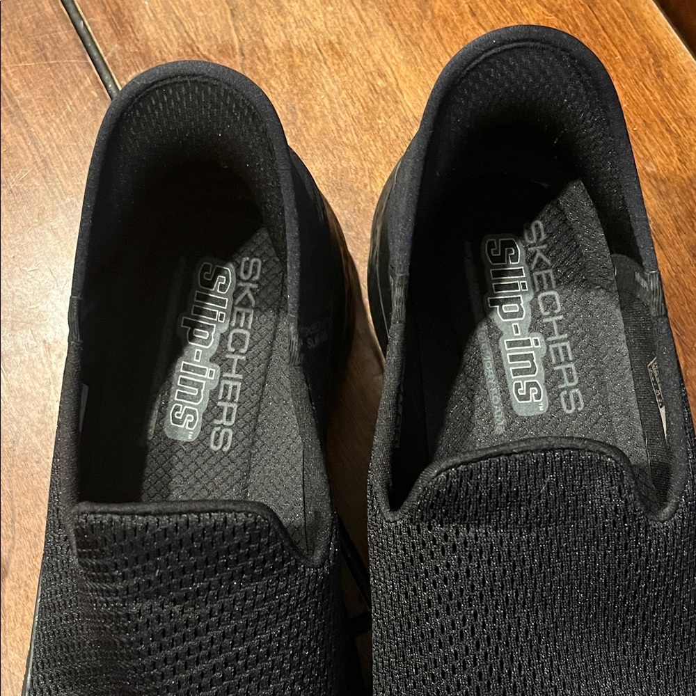 Skechers women’s Black Mesh Slip-Ons - Picture 3 of 4